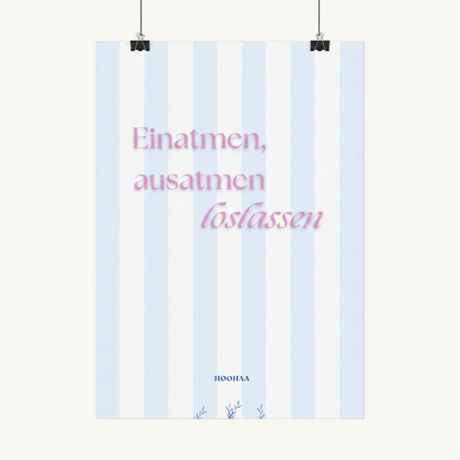 Vertikal hellblau-weiß gestreiftes Poster mit dem rosa Schriftzug "Einatmen, ausatmen, loslassen". Am unteren Rand ist das dunkelblaue Logo "HOOHAA" mit filigranen blauen Pflanzen-Illustrationen zu sehen.