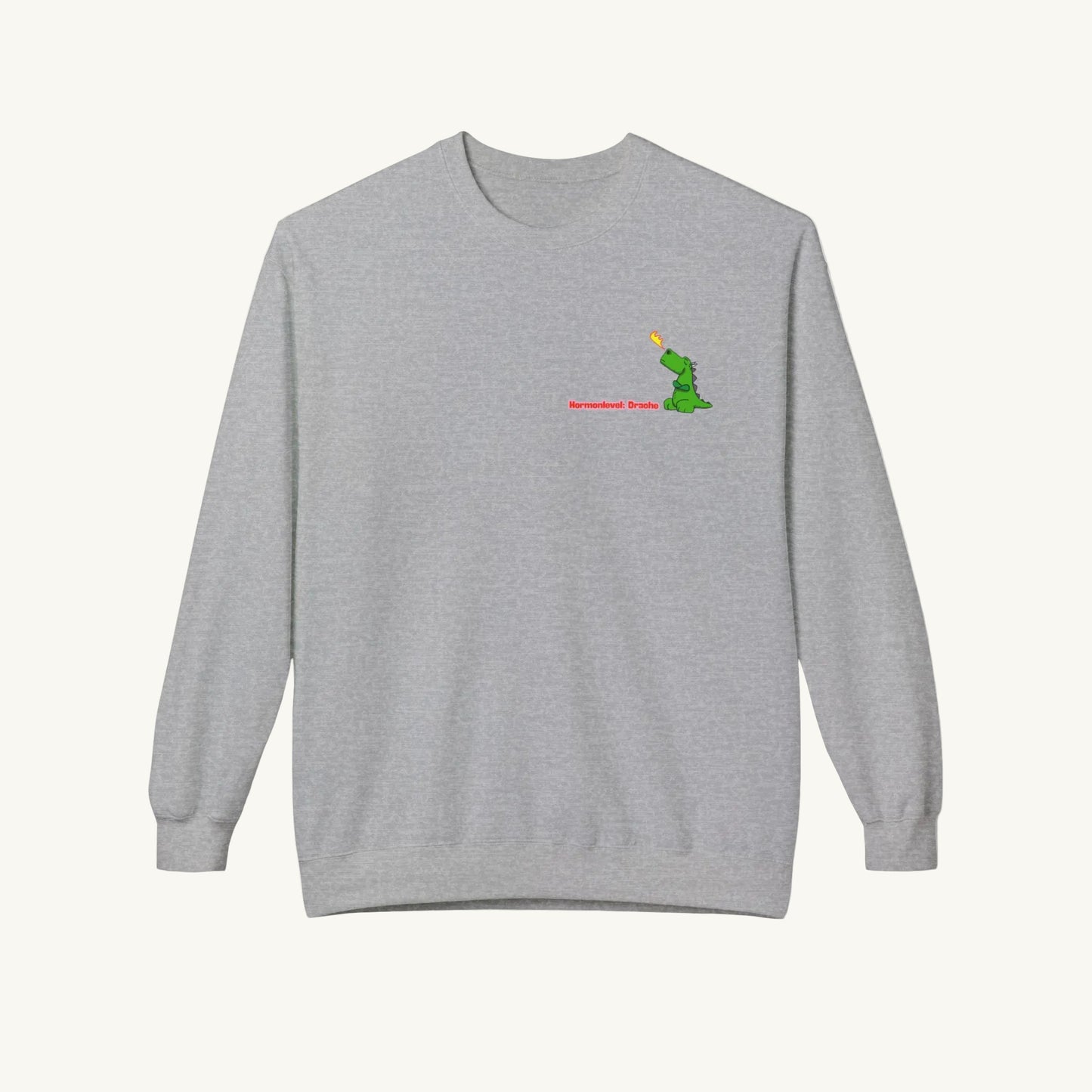 Graues Damen-Sweatshirt mit Rundhalsausschnitt. Auf der linken Brust eine kleine Grüne Illustration, feuerspeiden mit Drachen mit der roter Schrift für die Menopause