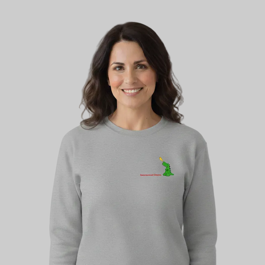 Graues Damen-Sweatshirt mit Rundhalsausschnitt. Auf der linken Brust eine kleine Grüne Illustration, feuerspeiden mit Drachen mit der roter Schrift für die Menopause