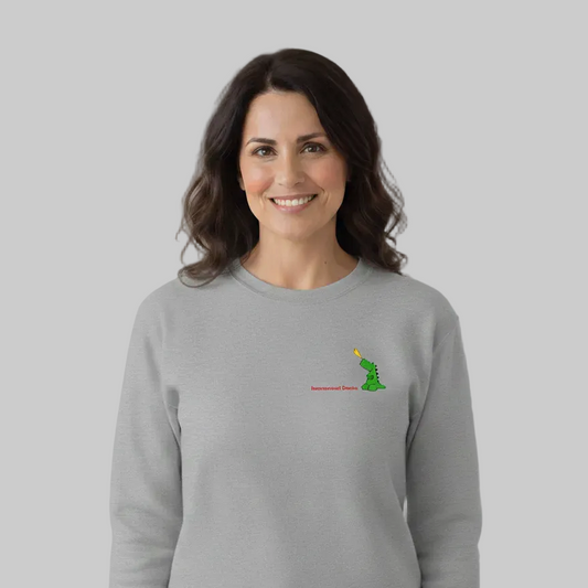 Graues Damen-Sweatshirt mit Rundhalsausschnitt. Auf der linken Brust eine kleine Grüne Illustration, feuerspeiden mit Drachen mit der roter Schrift für die Menopause