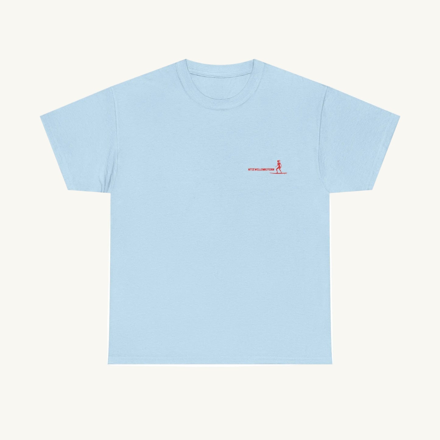 Hellblaues Damen T-Shirt aus Baumwolle mit einem kleinen roten Aufdruck auf der linken Brust. Das Motiv zeigt eine Surferin auf einem Board und den Schriftzug 'HITZEWELLENREITERIN' in moderner, sportlicher Schrift."