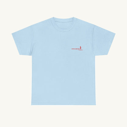 Hellblaues Damen T-Shirt aus Baumwolle mit einem kleinen roten Aufdruck auf der linken Brust. Das Motiv zeigt eine Surferin auf einem Board und den Schriftzug 'HITZEWELLENREITERIN' in moderner, sportlicher Schrift."