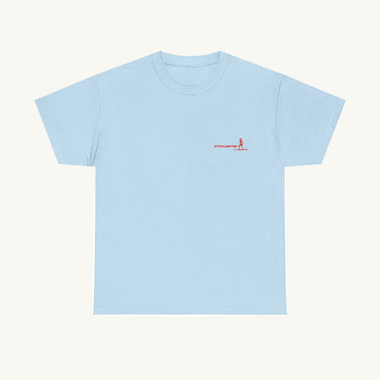 Hellblaues Damen T-Shirt aus Baumwolle mit einem kleinen roten Aufdruck auf der linken Brust. Das Motiv zeigt eine Surferin auf einem Board und den Schriftzug 'HITZEWELLENREITERIN' in moderner, sportlicher Schrift."