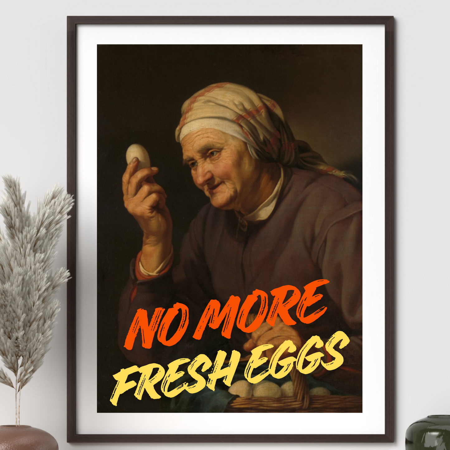 Lustiges Menopause Poster im Vintage-Stil des Ölgemäldes mit einer älteren Frau, die ein Ei betrachtet, durch den ein modernen Text 'No More Fresh Eggs' in Orange und Gelb geht, was in einem schwarzen Rahmen über einer Anrichte an der Wand hängt.