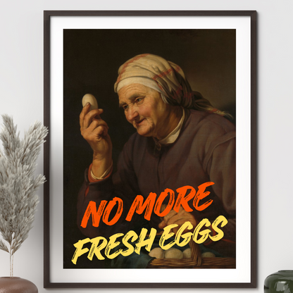Lustiges Menopause Poster im Vintage-Stil des Ölgemäldes mit einer älteren Frau, die ein Ei betrachtet, durch den ein modernen Text 'No More Fresh Eggs' in Orange und Gelb geht, was in einem schwarzen Rahmen über einer Anrichte an der Wand hängt.