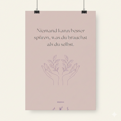 Minimalistisches feministisches Poster A4 in Altrosa mit Line-Art Händen und Blättern, Text 'Niemand kann besser spüren was du als du selber', Wanddeko für Achtsamkeit und Menopause in der modernen Wohnen-Ambiente.