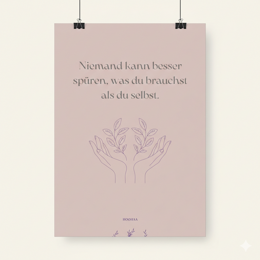 Minimalistisches feministisches Poster A4 in Altrosa mit Line-Art Händen und Blättern, Text 'Niemand kann besser spüren was du als du selber', Wanddeko für Achtsamkeit und Menopause in der modernen Wohnen-Ambiente.