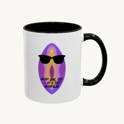 Lustige Menopause-Tasse ‚Keep Cool Sis its just menopause‘ mit schwarzen Akzenten und coolem Statement-Design für Frauen in den Wechseljahren.