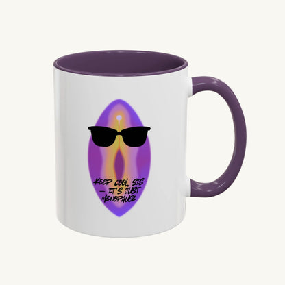 Lustige Menopause-Tasse ‚Keep Cool Sis its just menopause‘ mit lila Akzenten und coolem Statement-Design für Frauen in den Wechseljahren.