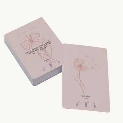 Rosafarbene Affirmationskartendeck zum Thema Innere Ruhe und Annahme für die Menopause mit  floraler Illustrationen.