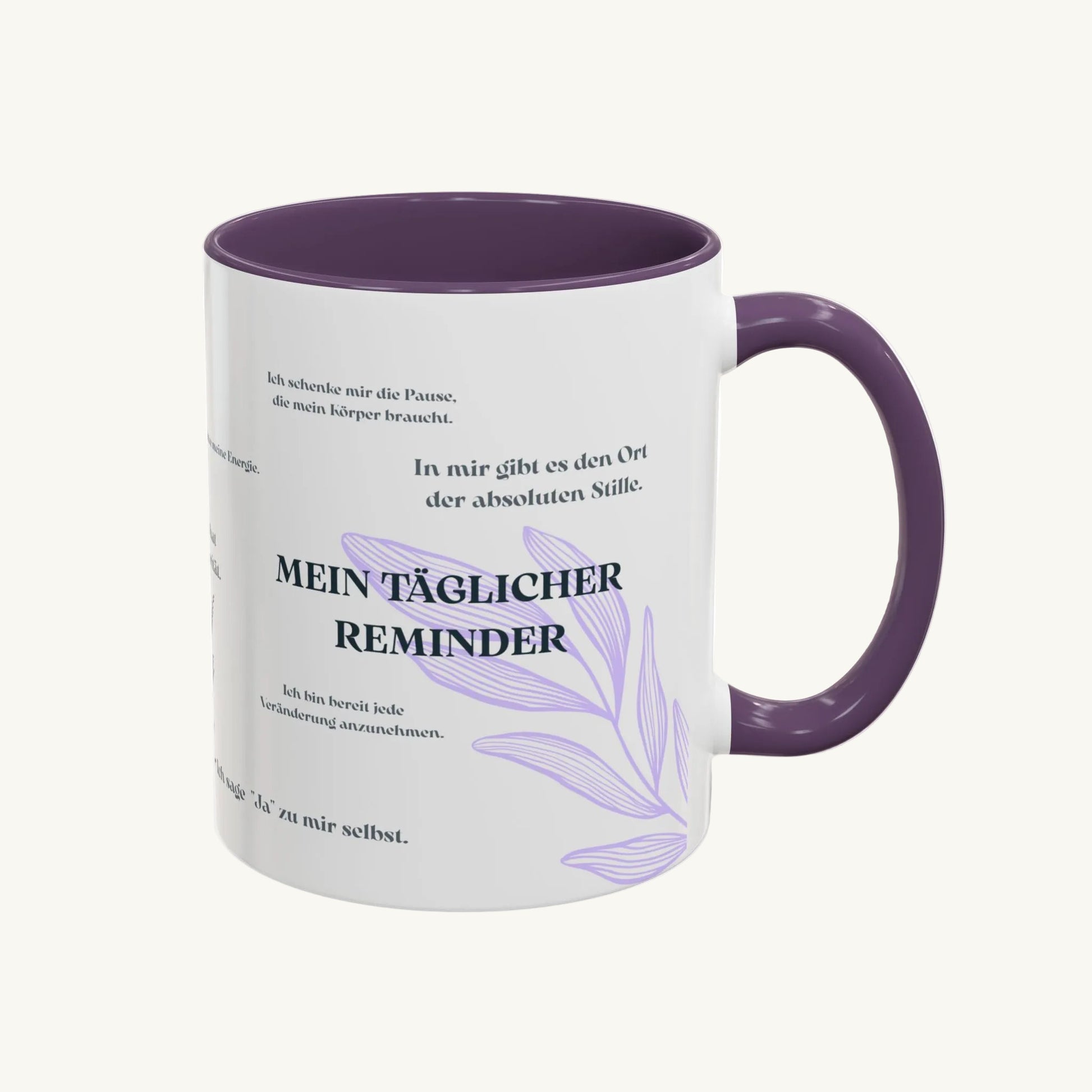 Weiß-lila Keramiktasse mit der Aufschrift "Mein Täglicher Reminder" und deutschen Achtsamkeits-Affirmationen, verziert mit einer lilafarbenen Blätter-Illustration und 10 Sprüchen