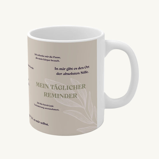 Weiße Keramiktasse mit beige-farbenem Design, Pflanzen-Illustration und deutsche 10 Affirmationen wie ‚Mein täglicher Reminder‘.“