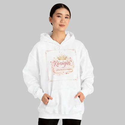 Weißer Damen-Hoodie mit Kapuze und ein Print-Design in Rosé-Gold. Der Text "Königin der Hitzwallungen" unter goldenen Krone, umrahmt von finen Ornamenten und Herzen, was von einer dunkelhaarigen Frau getragen wird.
