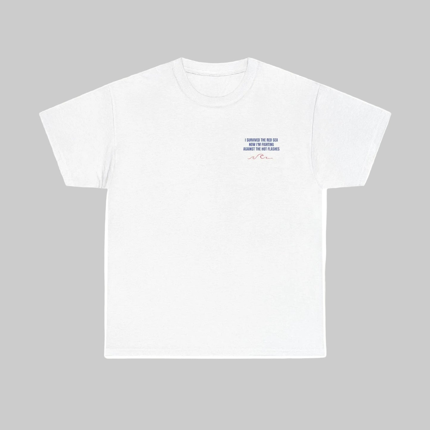 Weißes Damen T-Shirt aus Baumwolle mit kleinem blauen Textaufdruck auf der linken Brust: 'I SURVIVED THE RED SEA NOW I'M FIGHTING AGAINST THE HOT FLASHES' ergänzt durch eine minimalistische rote Wellen-Illustration.