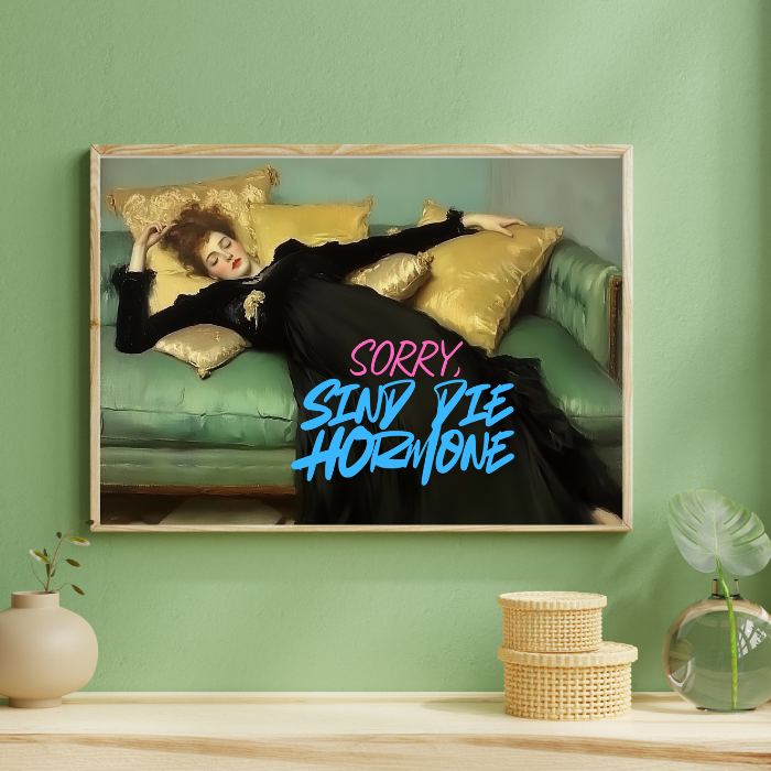  Modernes Kunstposter mit einer liegenden Frau im klassischen Malstil auf grünem Sofa, überlagert mit dem frechen Schriftzug „Sorry, sind die Hormone“ in Pink und Blau. Ideale Wanddeko für Frauen in der Menopause. was in einem hellen Holzrahmen an der Wand hängt.