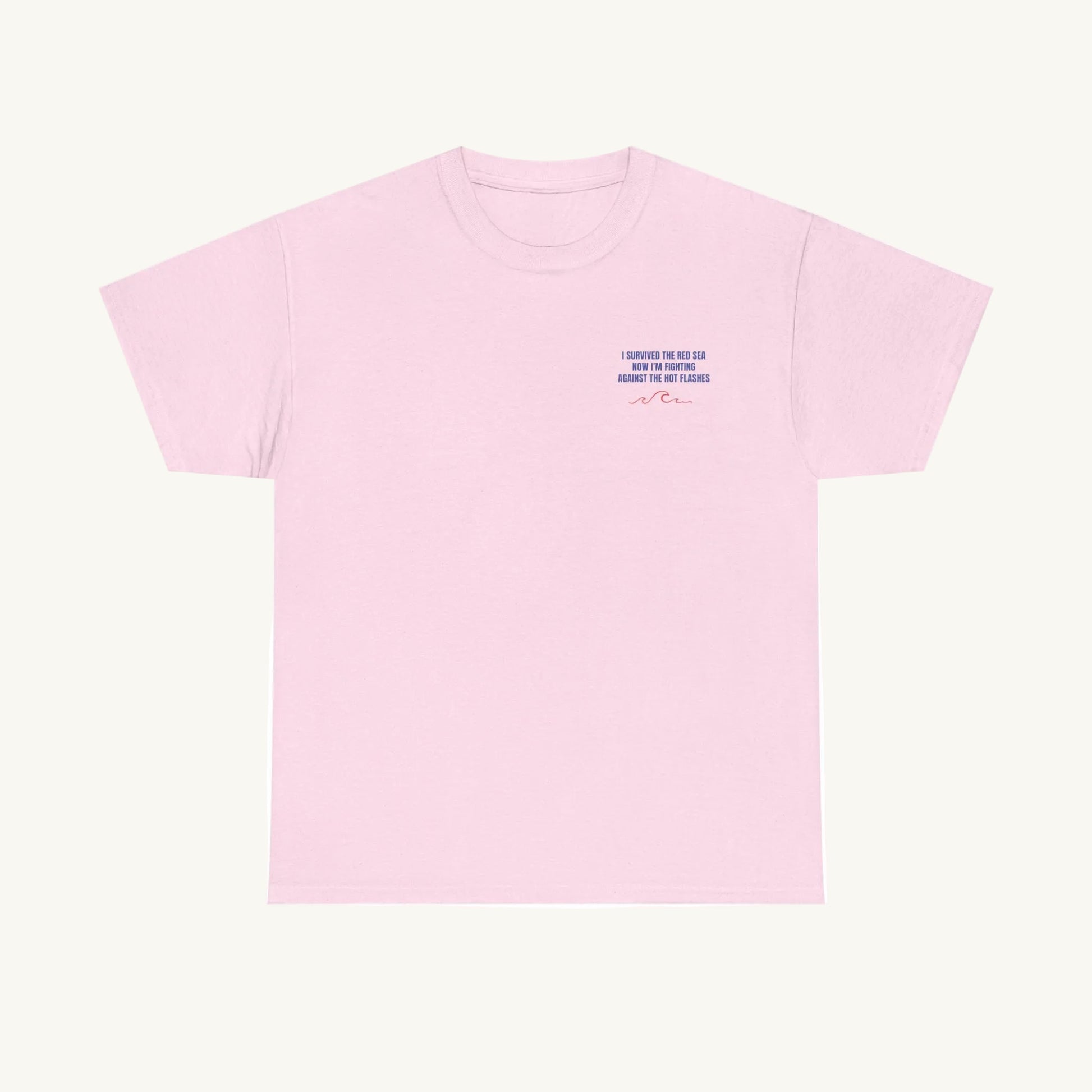 Zartrosa Damen T-Shirt aus Baumwolle mit kleinem blauen Textaufdruck auf der linken Brust: 'I SURVIVED THE RED SEA NOW I'M FIGHTING AGAINST THE HOT FLASHES' ergänzt durch eine minimalistische rote Wellen-Illustration.