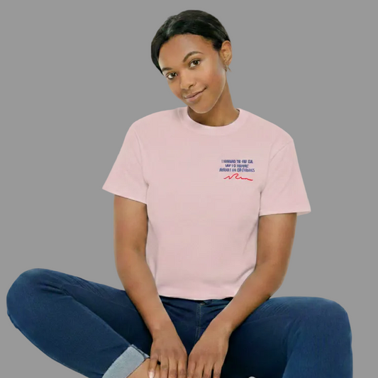 Weißes Damen T-Shirt aus Baumwolle mit kleinem blauen Textaufdruck auf der linken Brust: 'I SURVIVED THE RED SEA NOW I'M FIGHTING AGAINST THE HOT FLASHES' ergänzt durch eine minimalistische rote Wellen-Illustration was von einer sitzenden Frau getragen wird.